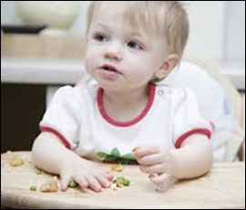 NIÑO COMIENDO PESCADO