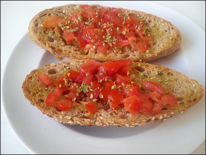 PAN CON TOMATE Y ORÉGANO